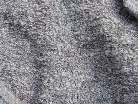 Die Schlaufen aus Merinowolle speichern Wärme und nehmen zugleich Feuchtigkeit auf wenn man schwitzt