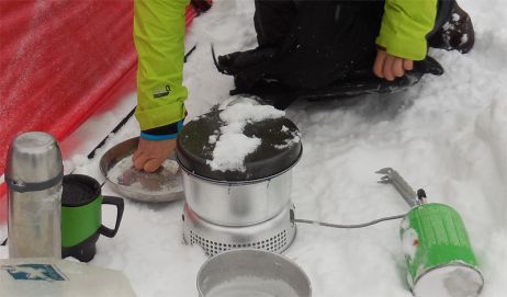 Einem Klassiker auf der Spur: Trangia-Sturmkocher mit Gasbrenner beim Wintertest