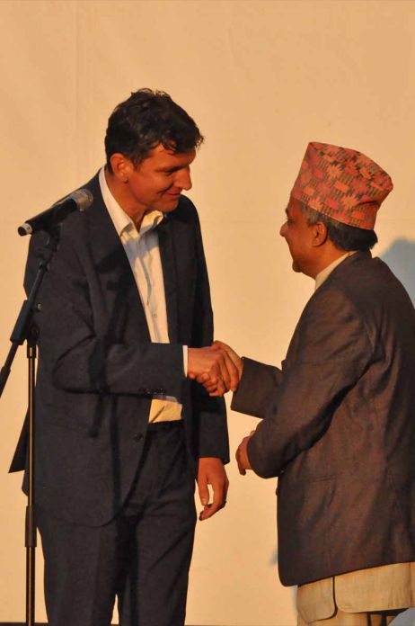 Was haben ein Wingsuit, ein Trollfinger und der Botschafter Nepals gemeinsam?