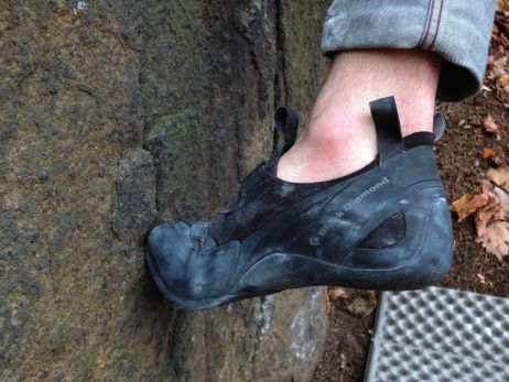 Auch kleine Tritte beim Bouldern nimmt der Schuh problemlos