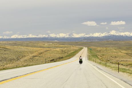 Durch die Prärie Wyomings Richtung Rocky Mountains