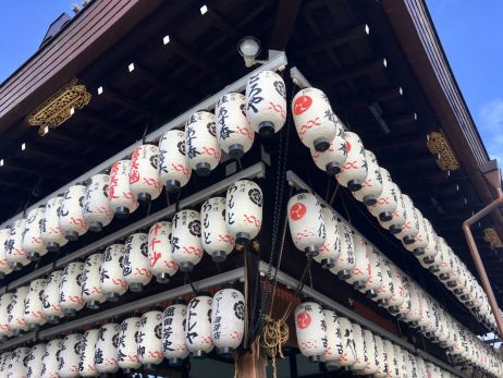 Hunderte Laternen schmücken diesen Tempel in Kyoto