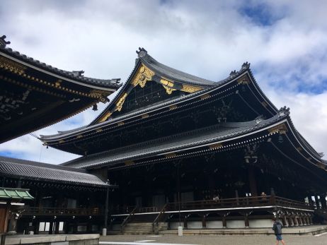 In Nara kann man auch diesen buddhistischen Tempel bewundern, der das größte Holzgebäude der Welt ist