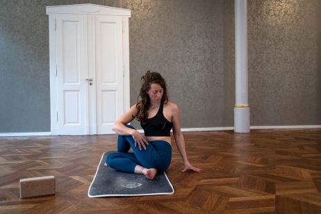 Vinyasa Flow Yoga mit dem Stratos Shift Bra