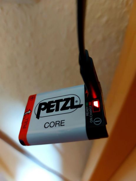 Petzl IKO Core - Die Version mit Core Akku