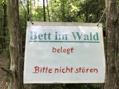 Das Schild am Eingang zum Waldbett bittet andere Campingplätze um Respekt der Privatsphäre