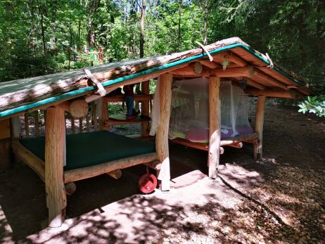 Das aus Lärchenholz gefertigte Waldbett bietet 4 Personen bequemes Schlafen und Schutz vor Fluginsekten