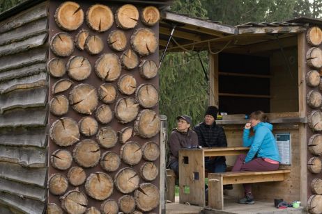 Forststeig: Taubenteich-Schutzhütte mit Sitzecke und Dach